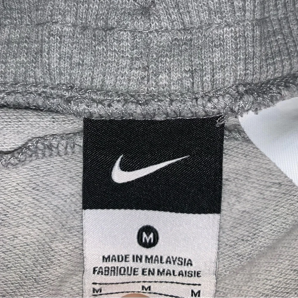 Womens Gray Nike Shorts Size Medium - Picture 4 of 4